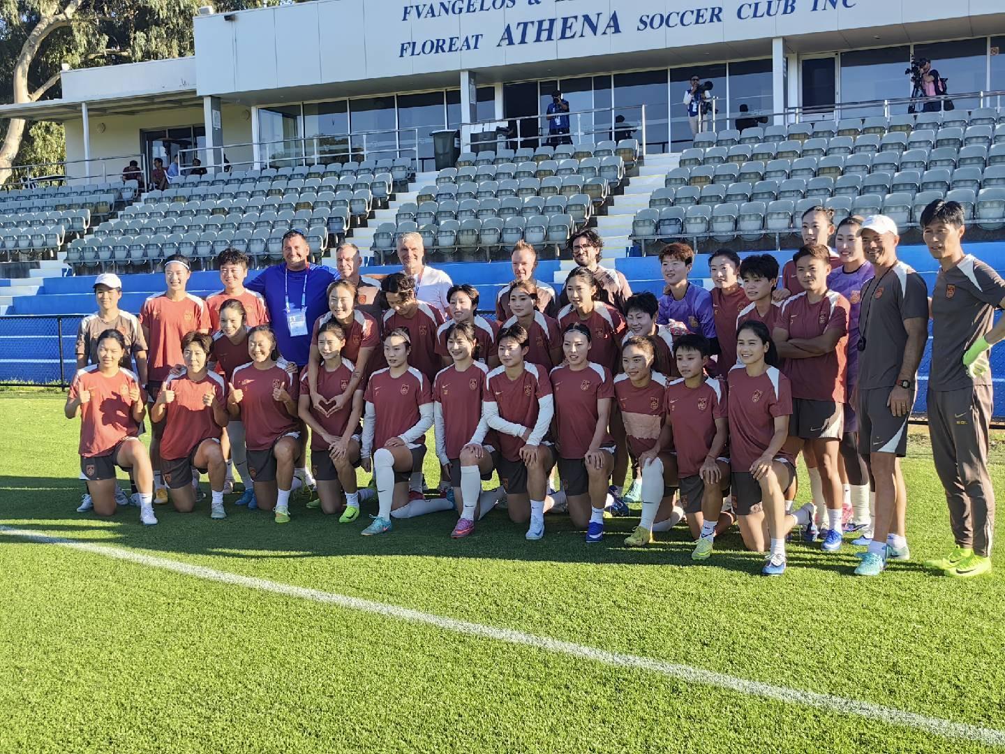 官方网站-中国女足珀斯最后一练，场地工作人员与全队合影留念